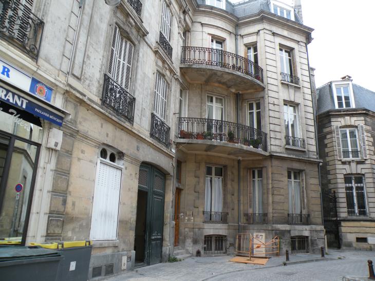  immeuble original avec balcons, rue du Petit Four
